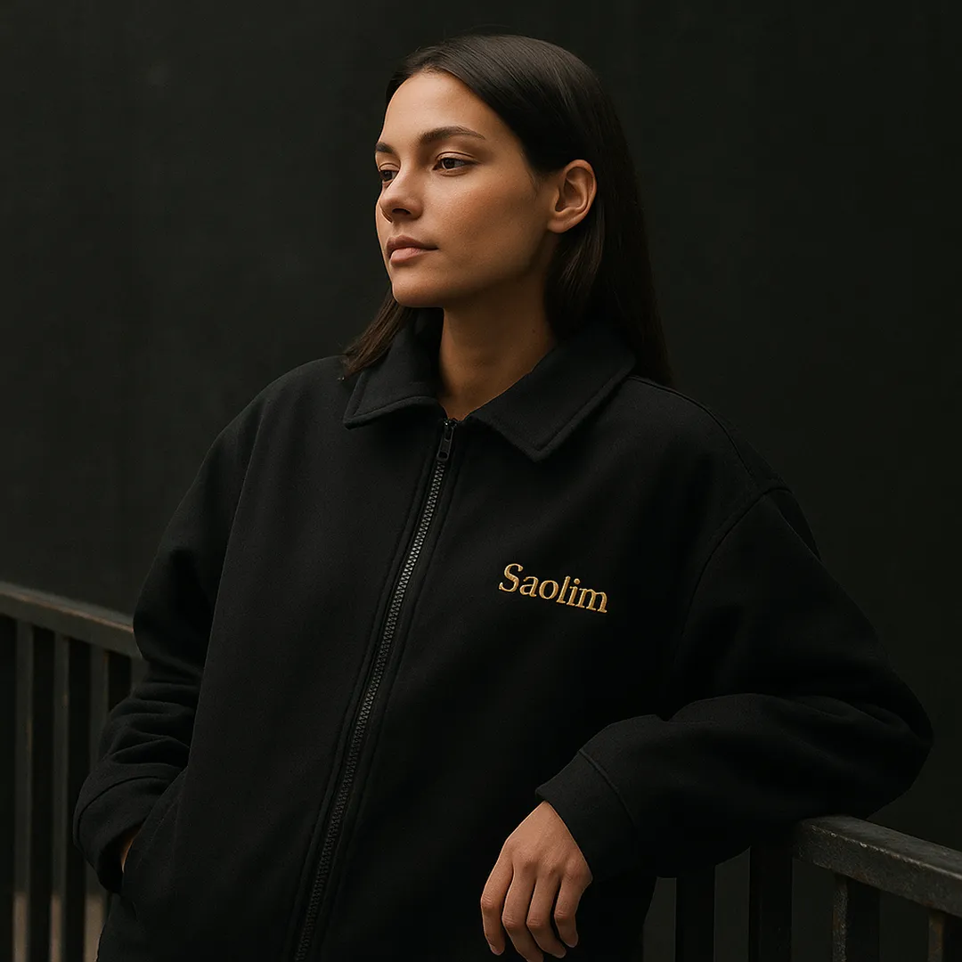 Modelo usando campera oversize negra de SAOLIM